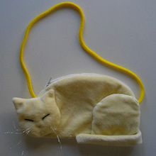 Lying cat pouch